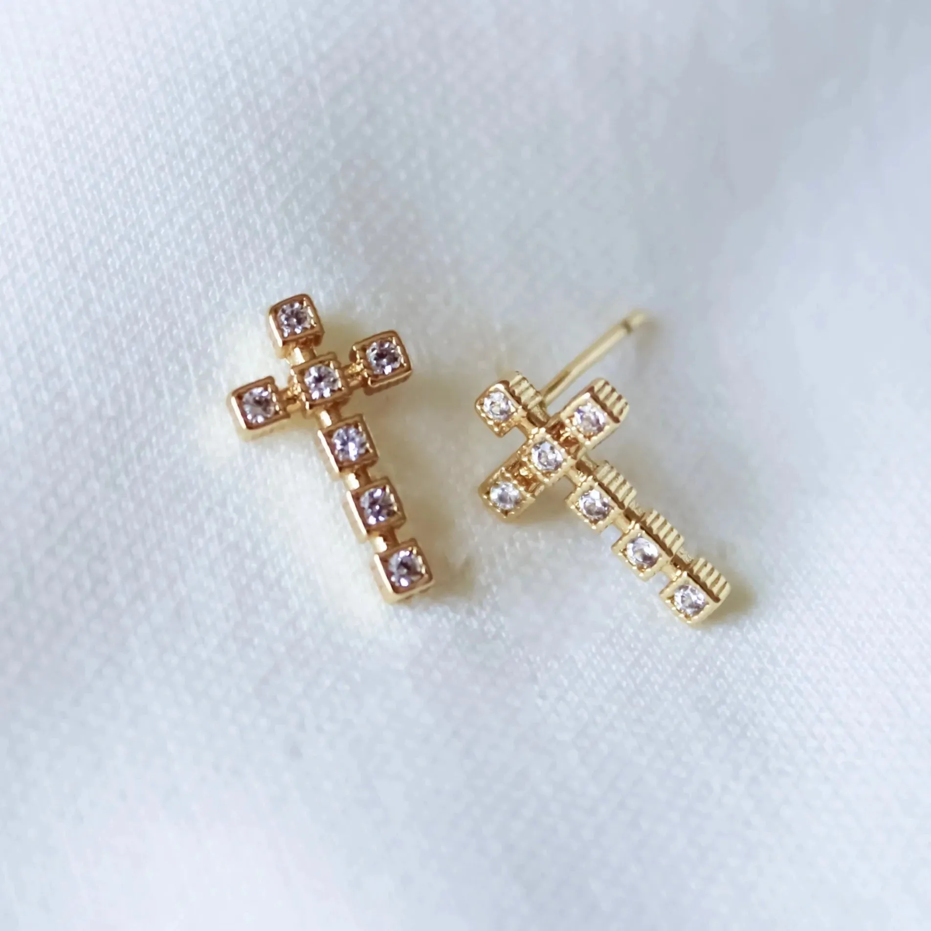 Easton Stud Earrings in Gold