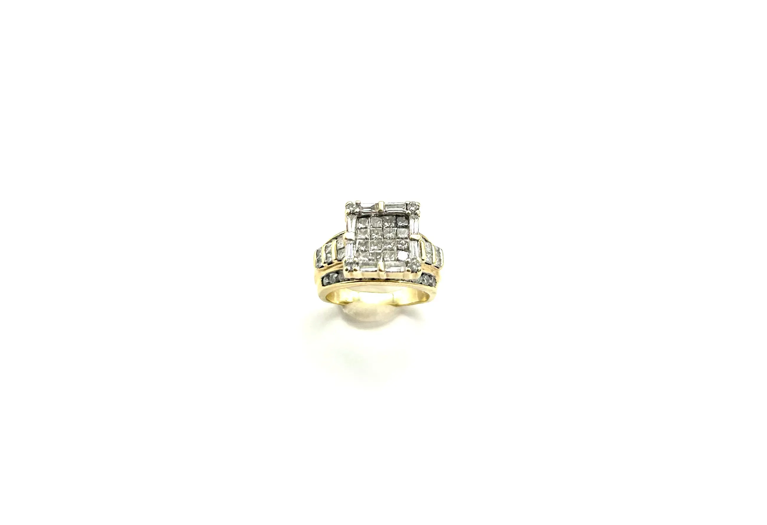 Stunning 2.5 CTW Diamond Ring